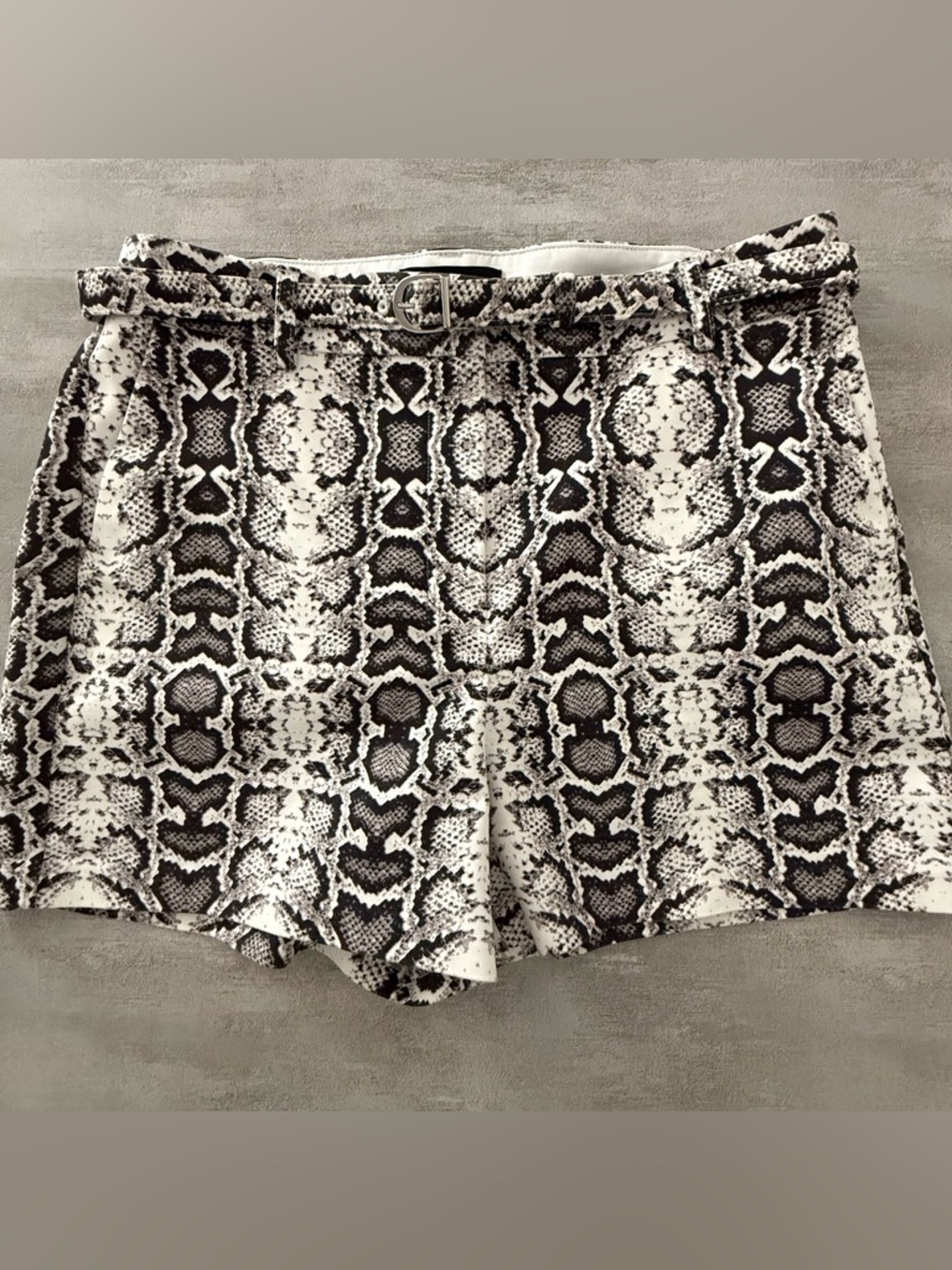 Express High Rise Snake Print Belted Stretch Shorts Size 4 Black White